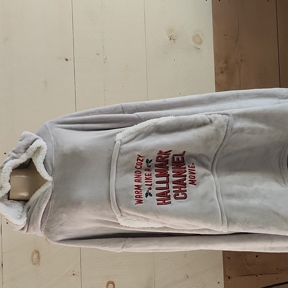 Hallmark Sweaters New Hallmark Channel Blanket Sweatshirt Oversized